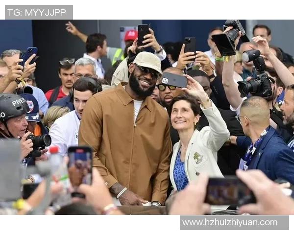 詹姆斯与足球明星惊人相似度引发网友热议与讨论